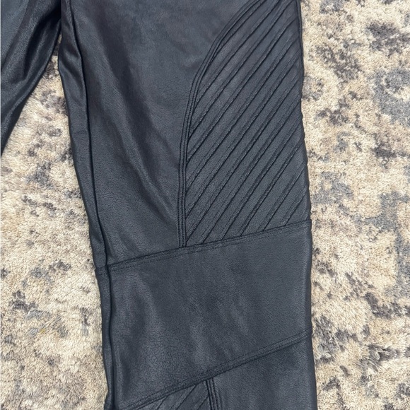 Faux Leather Moto Leggings | Very Black
Spanx / large pet & smoke free - Picture 2 of 6